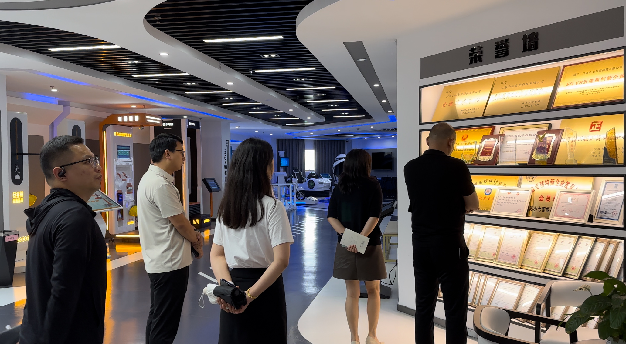 雅努思公司标化工地事业部加强深入学习智能化体验馆